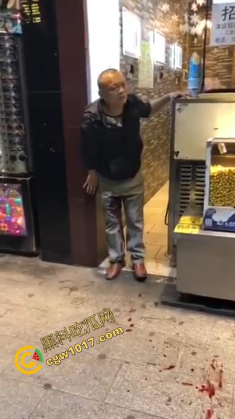 广州大街惊魂时刻：男子持刀疯狂输出，警察无奈拔枪射击，鲜血四溅，万人围观，刀客终于倒下！  第7张