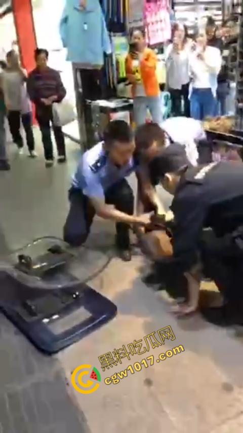 广州大街惊魂时刻：男子持刀疯狂输出，警察无奈拔枪射击，鲜血四溅，万人围观，刀客终于倒下！  第8张