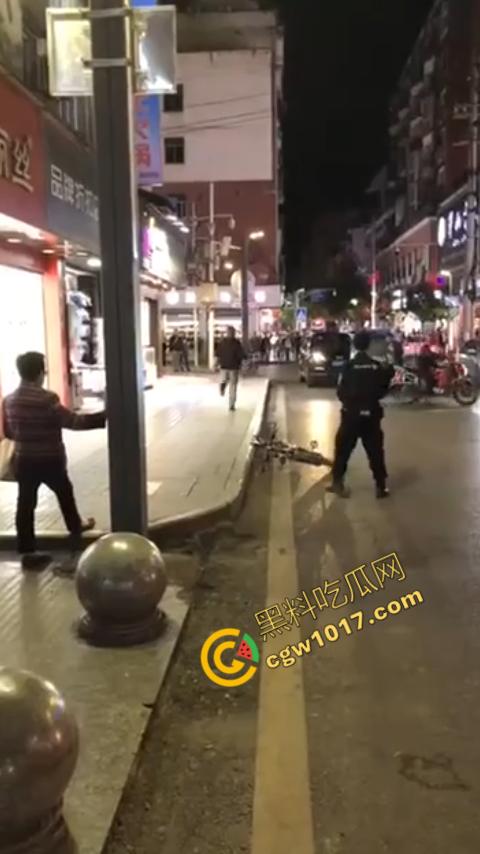 广州大街惊魂时刻：男子持刀疯狂输出，警察无奈拔枪射击，鲜血四溅，万人围观，刀客终于倒下！  第1张
