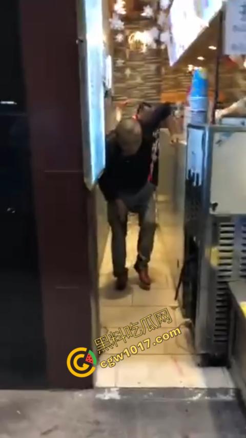 广州大街惊魂时刻：男子持刀疯狂输出，警察无奈拔枪射击，鲜血四溅，万人围观，刀客终于倒下！  第5张