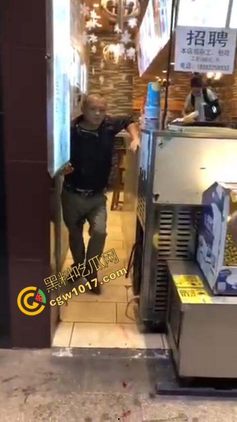 广州大街惊魂时刻：男子持刀疯狂输出，警察无奈拔枪射击，鲜血四溅，万人围观，刀客终于倒下！  第6张