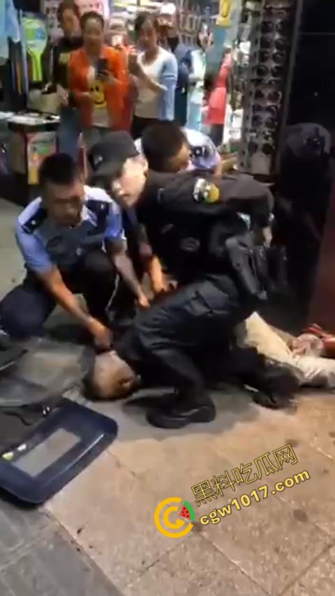 广州大街惊魂时刻：男子持刀疯狂输出，警察无奈拔枪射击，鲜血四溅，万人围观，刀客终于倒下！  第9张