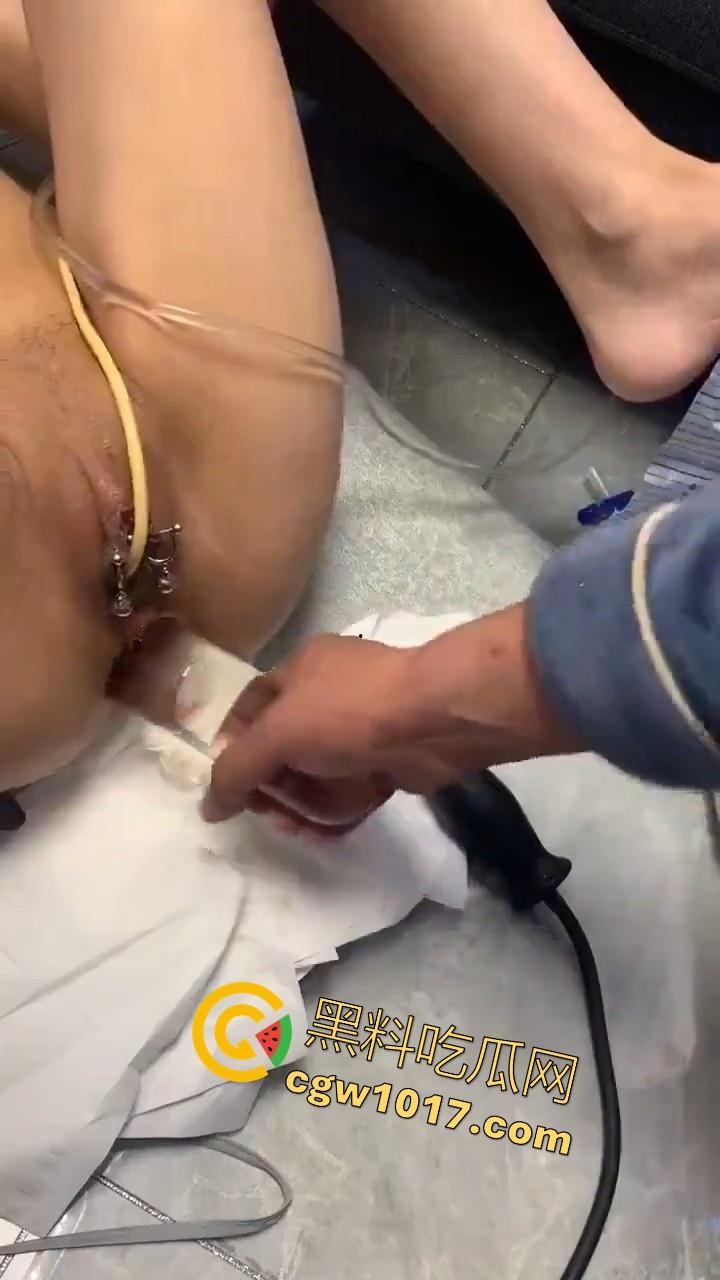 国产大神专业调教，安装尿袋开发菊花，大尺寸假屌其上，极其重口，但也极其专业，狠狠满足小骚逼！  第3张