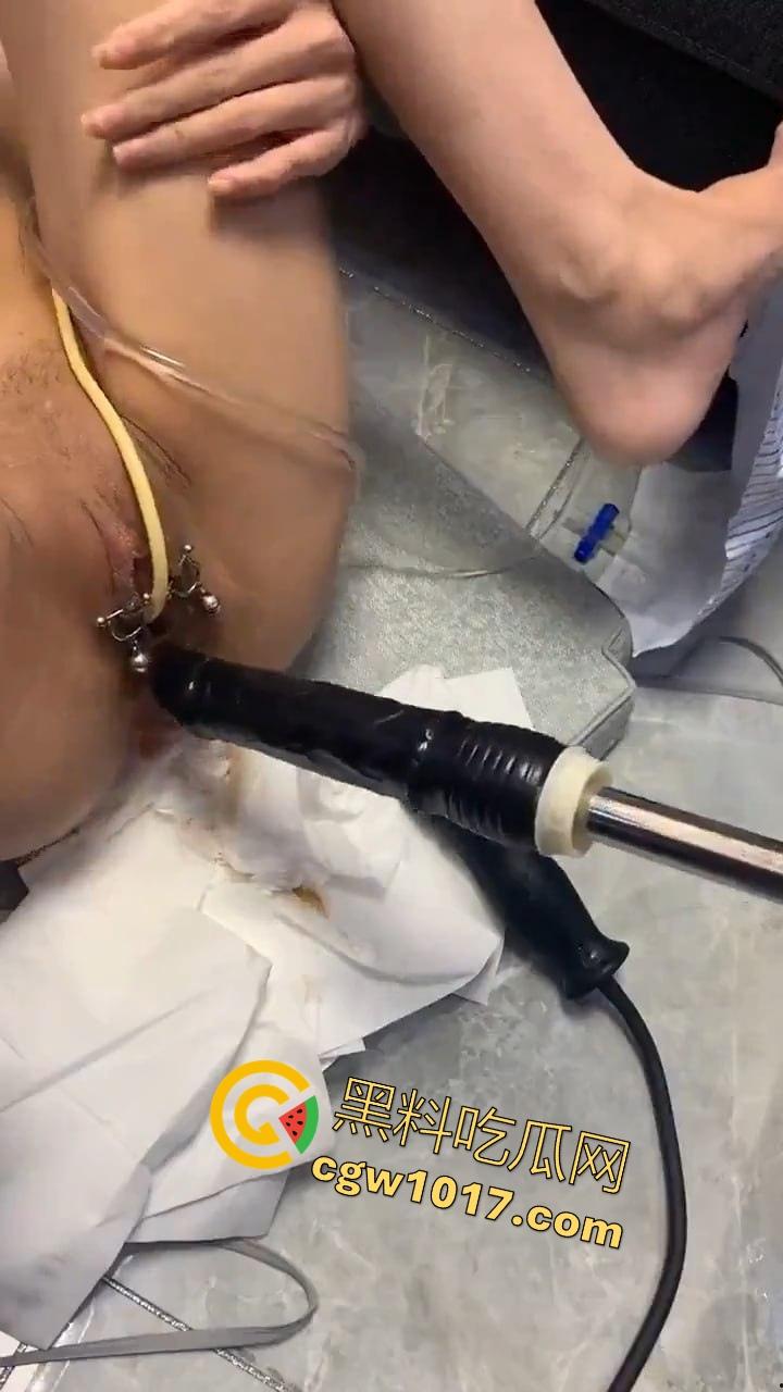 国产大神专业调教，安装尿袋开发菊花，大尺寸假屌其上，极其重口，但也极其专业，狠狠满足小骚逼！  第10张