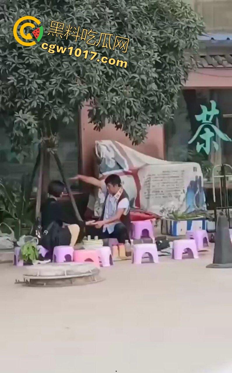 公园摆摊算命，算命大师哄骗极品小仙女，揉胸抠穴就能断知福祸，趁机揩油过足手瘾，我现在学算命来得及吗？  第3张