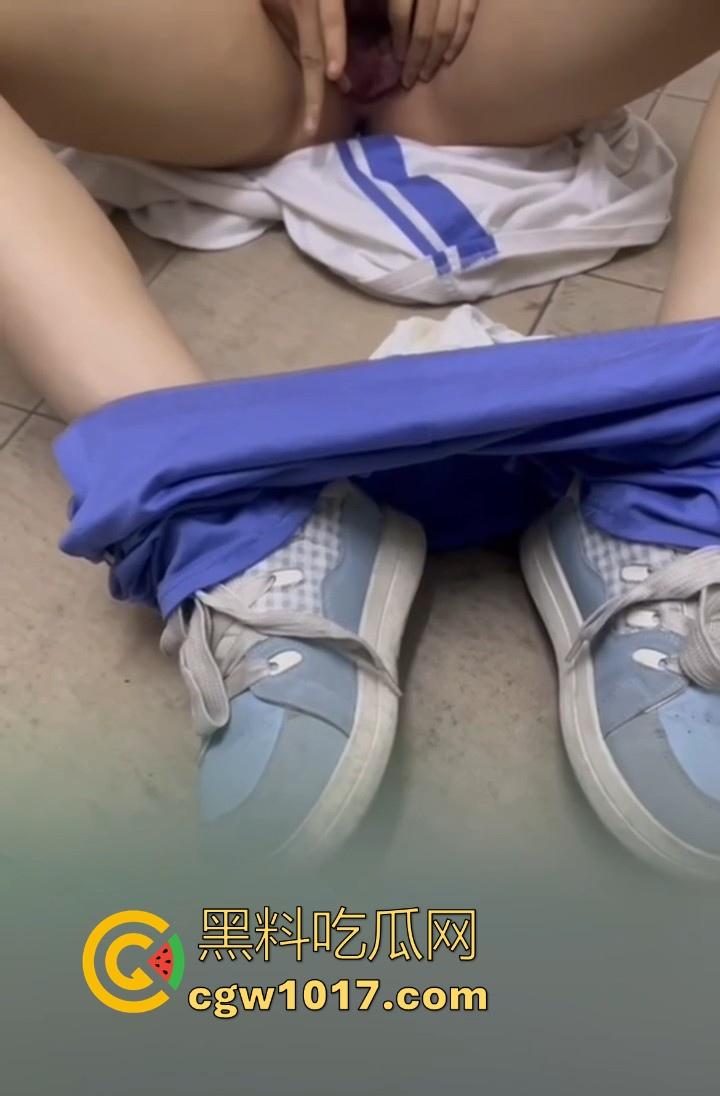 广东汕头龙湖区某中学校园霸凌视频曝光，果然是最毒妇人心啊，拳打脚踢扒光衣服，还要被霸凌着当作掰开嫩逼自慰！  第1张