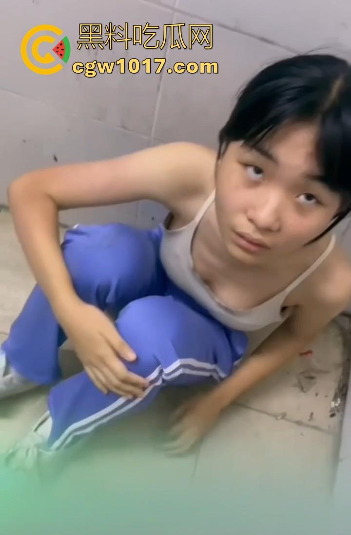 广东汕头龙湖区某中学校园霸凌视频曝光，果然是最毒妇人心啊，拳打脚踢扒光衣服，还要被霸凌着当作掰开嫩逼自慰！  第3张