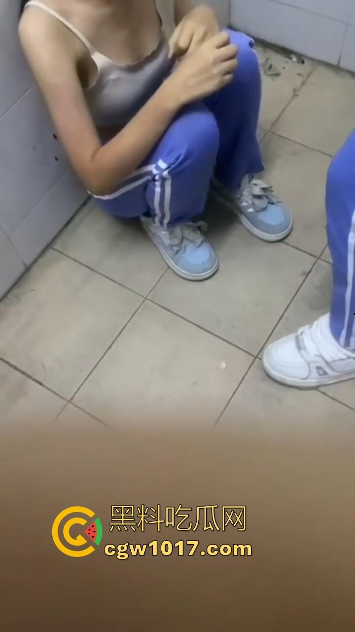 广东汕头龙湖区某中学校园霸凌视频曝光，果然是最毒妇人心啊，拳打脚踢扒光衣服，还要被霸凌着当作掰开嫩逼自慰！  第7张