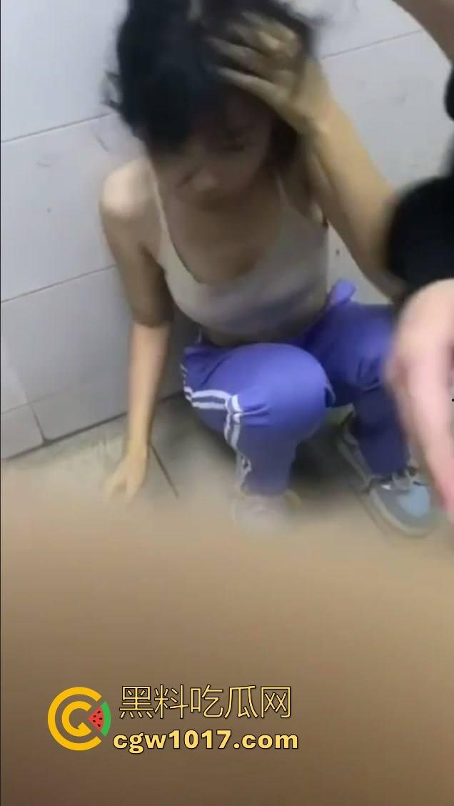广东汕头龙湖区某中学校园霸凌视频曝光，果然是最毒妇人心啊，拳打脚踢扒光衣服，还要被霸凌着当作掰开嫩逼自慰！  第11张