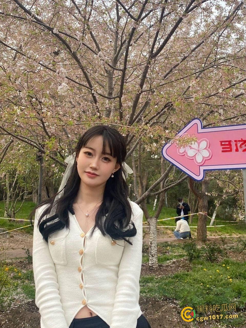 北方工大绝美校花，遭男友背刺大量自拍流出，玩户外露出取外卖，花式性爱舔肛吸屌，穿着护士制服被后入猛草！  第2张