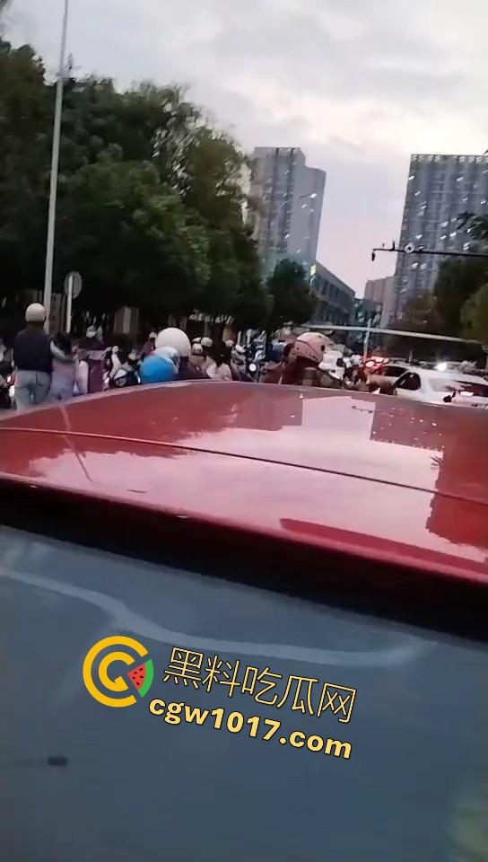 珍爱生命远离女司机！江苏南通北城小学南校区北门，一辆车直冲撞向河里，插在河中央，哎美女这里不能停车！  第6张