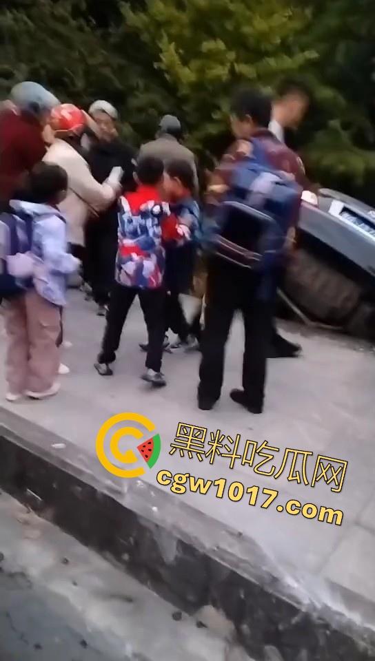 珍爱生命远离女司机！江苏南通北城小学南校区北门，一辆车直冲撞向河里，插在河中央，哎美女这里不能停车！  第7张