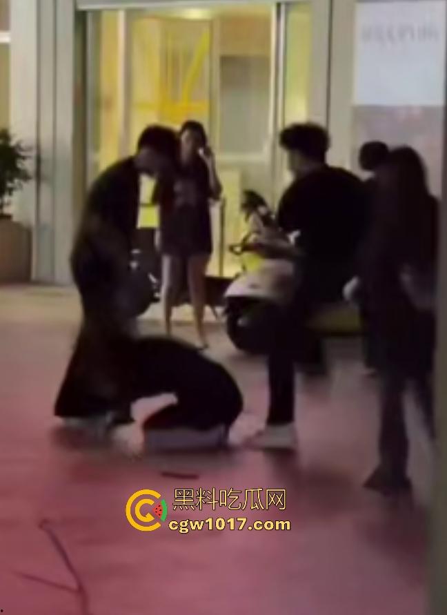 11月1日陕西西安精神小妹撞人骂街不道歉，遭精神小伙围殴踢肚狂飙，闺蜜龟缩不敢拦架，这内脏都要出血了吧！  第5张