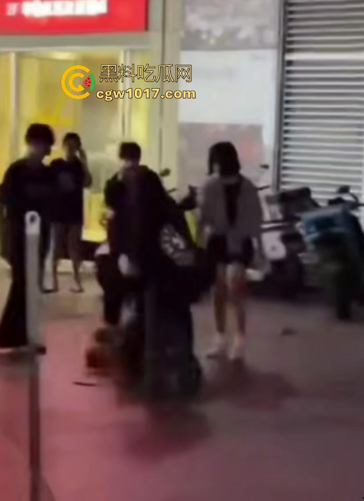 11月1日陕西西安精神小妹撞人骂街不道歉，遭精神小伙围殴踢肚狂飙，闺蜜龟缩不敢拦架，这内脏都要出血了吧！  第6张