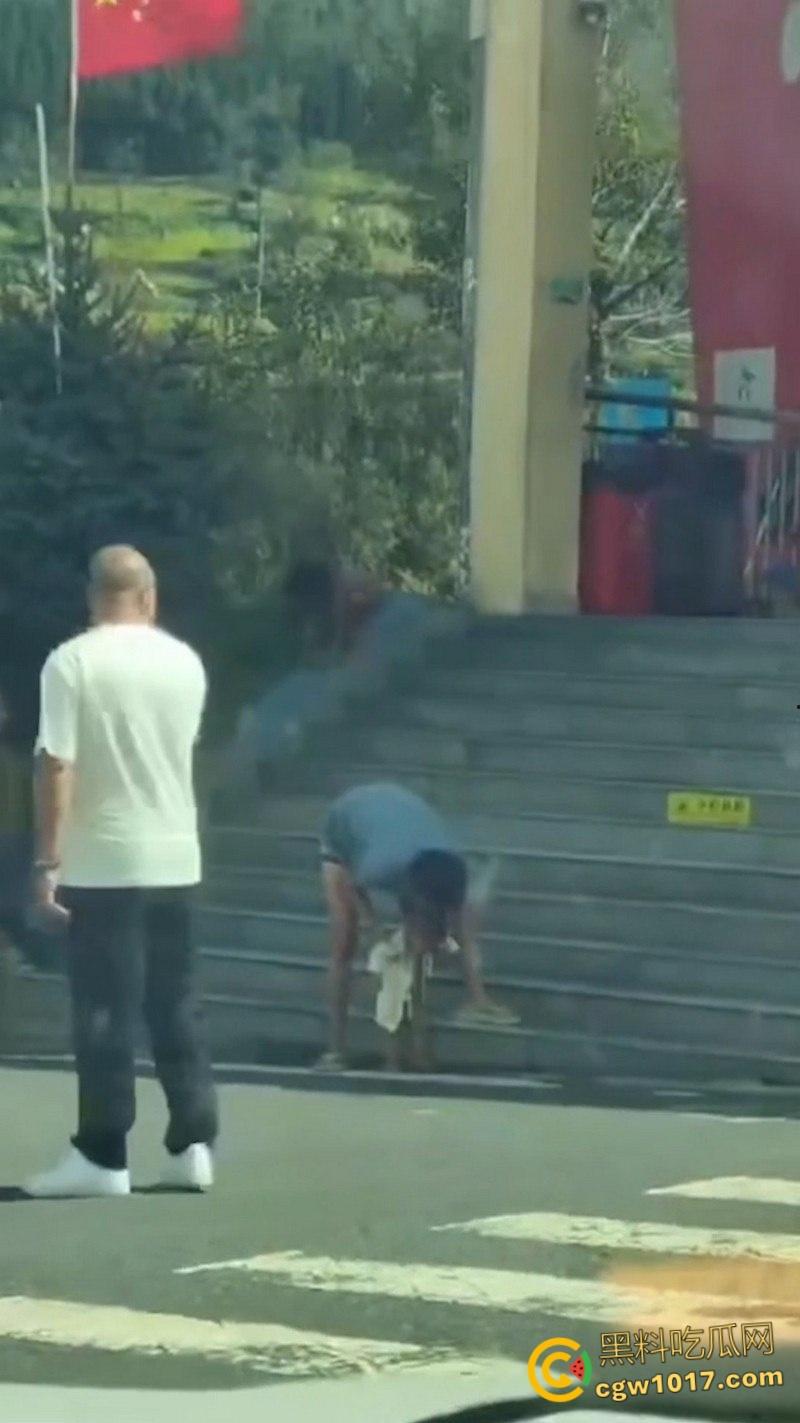 四川石棉高速服务区小猿泰山锅巴，高学历父母不给穿衣上户口，男孩爬食地摊剩饭，这父母真是禽兽不如！  第1张