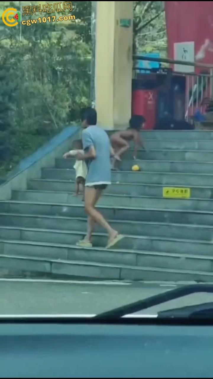 四川石棉高速服务区小猿泰山锅巴，高学历父母不给穿衣上户口，男孩爬食地摊剩饭，这父母真是禽兽不如！  第3张