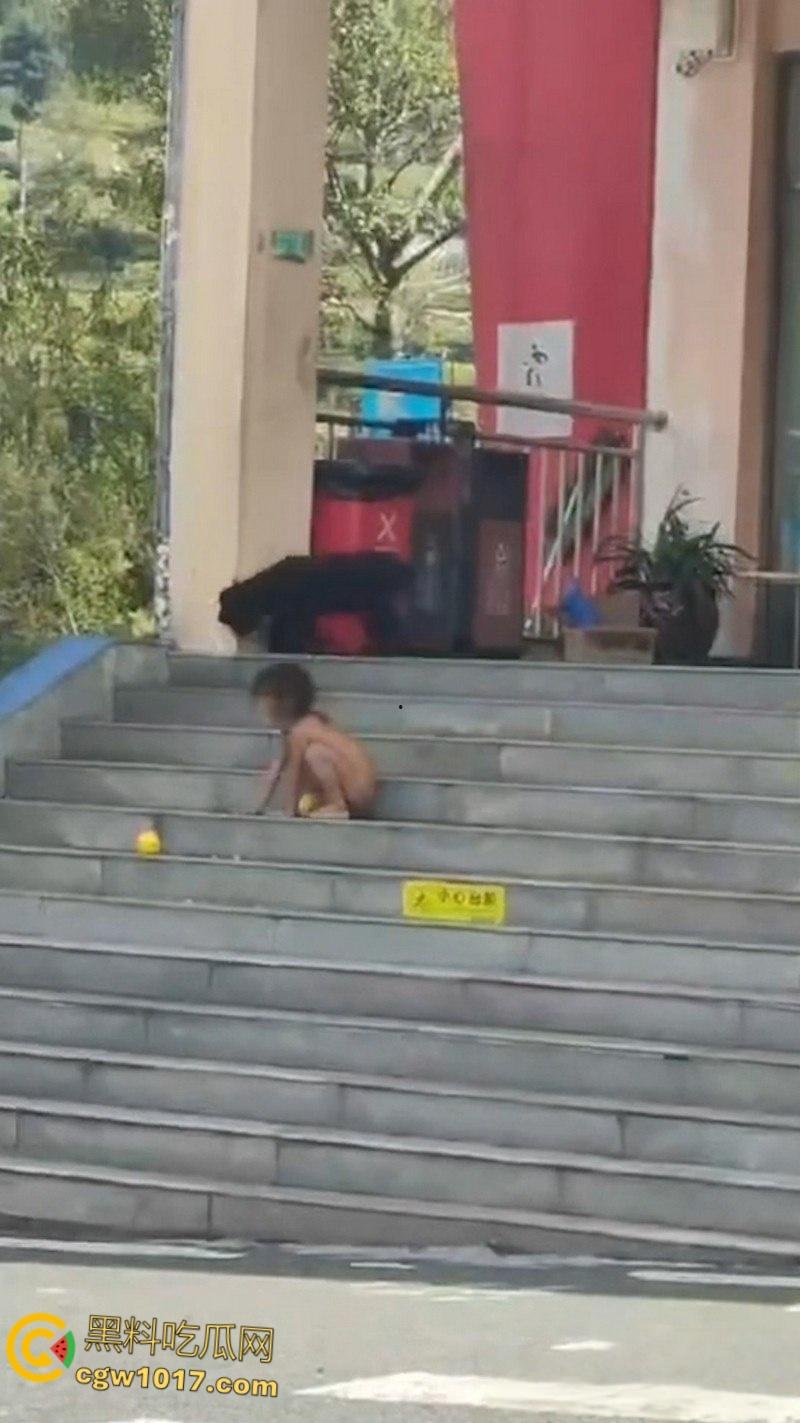 四川石棉高速服务区小猿泰山锅巴，高学历父母不给穿衣上户口，男孩爬食地摊剩饭，这父母真是禽兽不如！  第5张