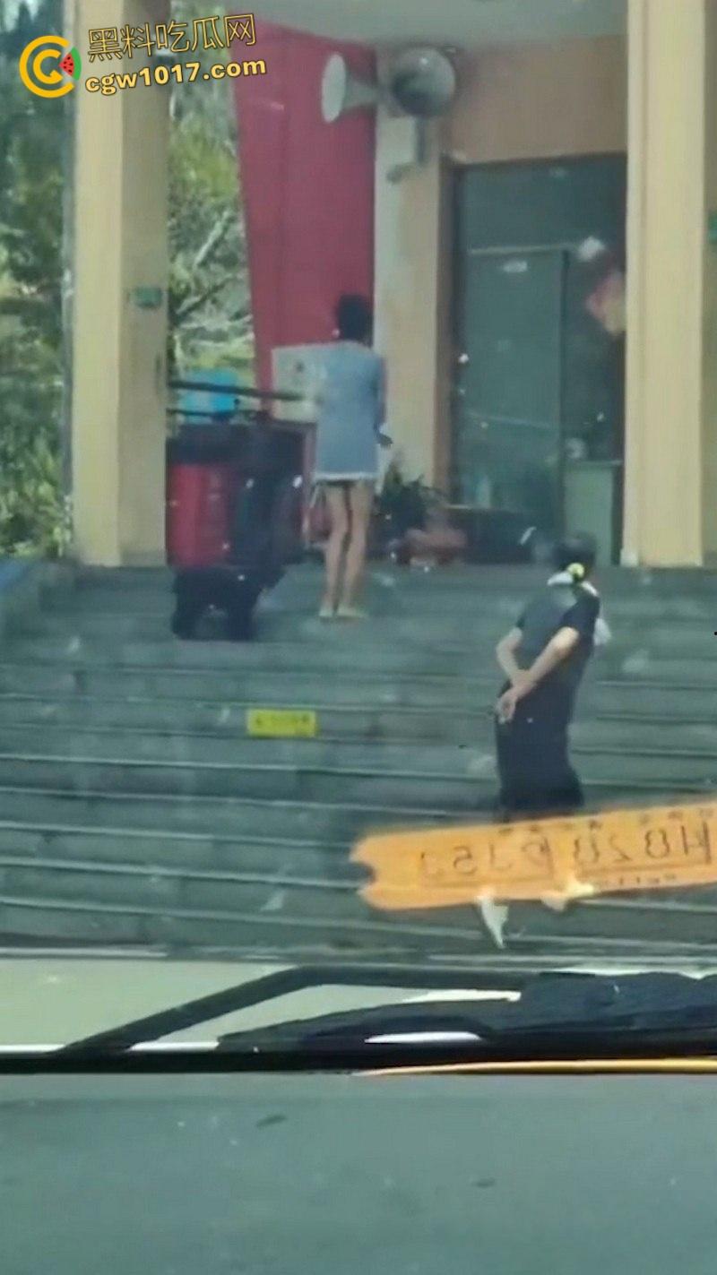 四川石棉高速服务区小猿泰山锅巴，高学历父母不给穿衣上户口，男孩爬食地摊剩饭，这父母真是禽兽不如！  第7张