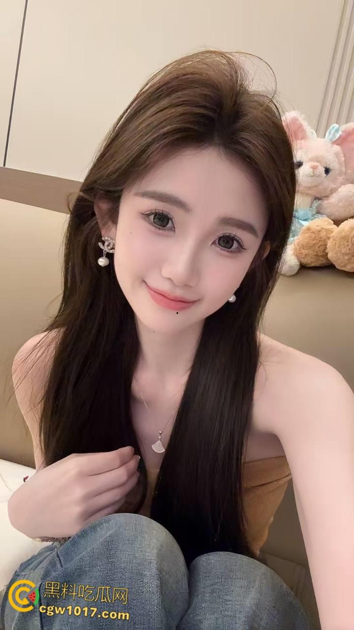 帮小姨子搬东西，小母狗竟用骚逼回报 ，高跟鞋开档白丝抠逼自慰，车震无套中出白虎嫩穴，干的白浆流一地！  第3张