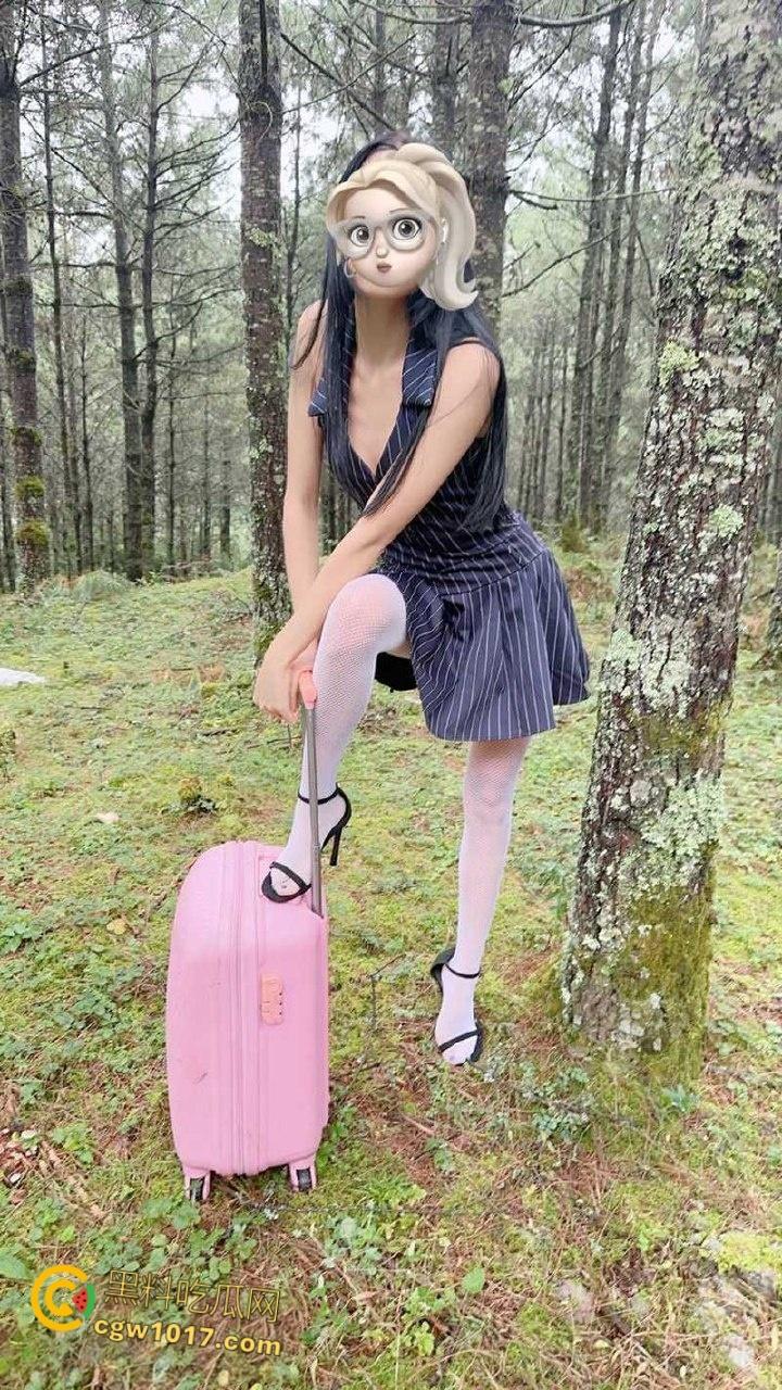 帮小姨子搬东西，小母狗竟用骚逼回报 ，高跟鞋开档白丝抠逼自慰，车震无套中出白虎嫩穴，干的白浆流一地！  第4张