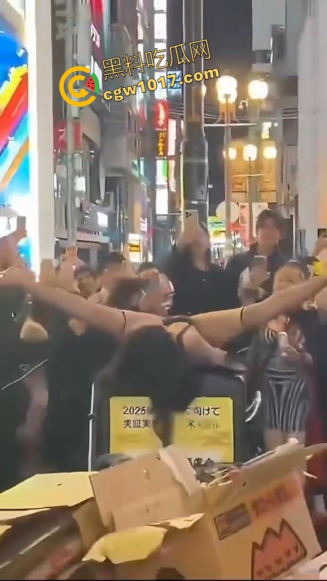 日本街头的万圣节！这你确定不是在拍片嘛，这是借着万圣节的节日来宣称的吧，极品漏奶小天使到处都是，狠狠羡慕了！  第8张