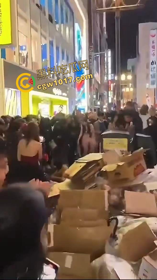 日本街头的万圣节！这你确定不是在拍片嘛，这是借着万圣节的节日来宣称的吧，极品漏奶小天使到处都是，狠狠羡慕了！  第9张