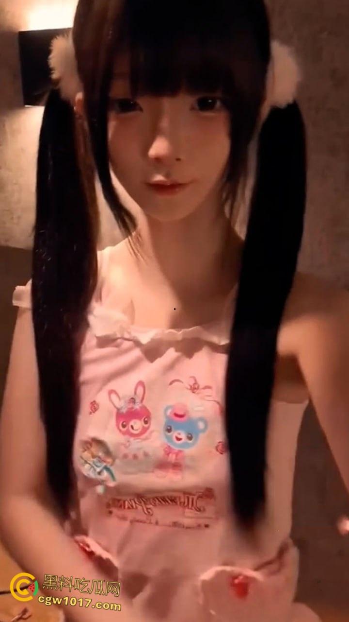 极品萝莉少女【金币崽】，与金主爸爸3P淫趴，清纯少女被调教成专属母狗，SM捆绑滴蜡，多姿势爆操骚浪到爆！  第2张