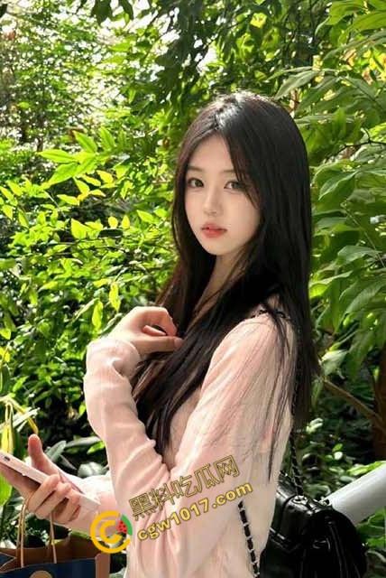 表哥和我一起享受美丽表妹的诱人肉体：狂野三人行，她的娇喘和酥软身躯让人疯狂，双重攻势令她欲仙欲死  第3张