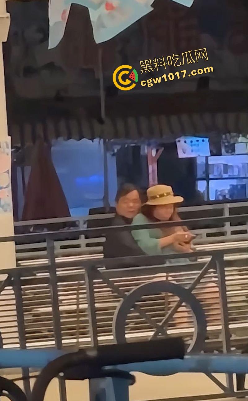 香港长洲码头六旬老人上演活春宫，宝刀未老船上动作猛烈，脱裤狂干不怕围观，老干部就是老干部丝毫不慌！  第4张