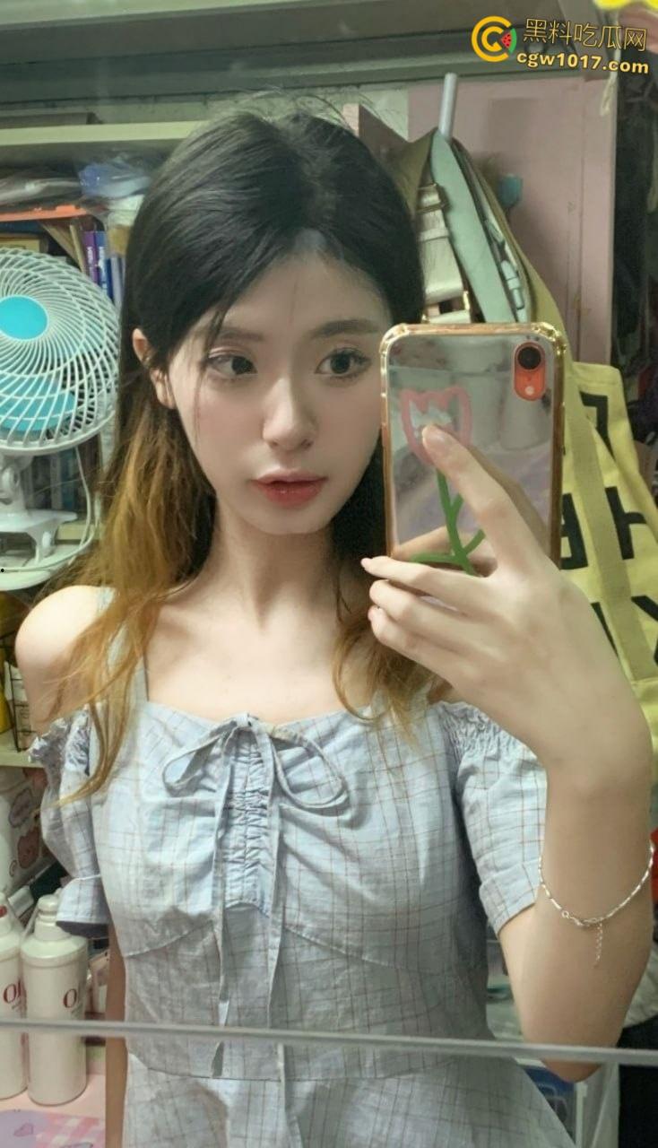 福建师范大学校花【李晓梅】她翘起雪白肥臀，白丝玉足玩弄男友大屌，粉嫩小穴被后入狂操呻吟不断！  第2张