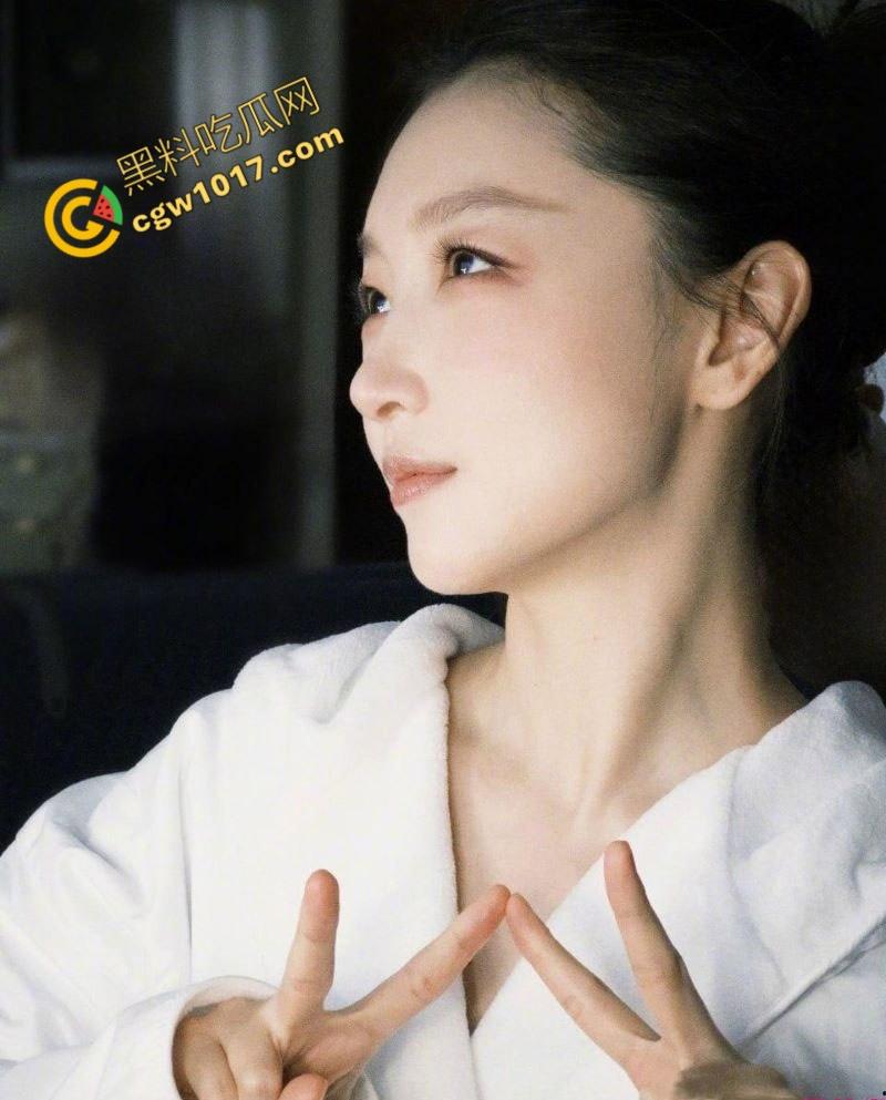 【周冬雨】VOGUE红毯透视装走光，性感仙女瞬间成爆炸新闻，行走荷尔蒙炸弹掀全网浪潮，裙摆失控全网疯传！  第1张