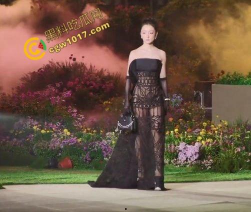 【周冬雨】VOGUE红毯透视装走光，性感仙女瞬间成爆炸新闻，行走荷尔蒙炸弹掀全网浪潮，裙摆失控全网疯传！  第3张