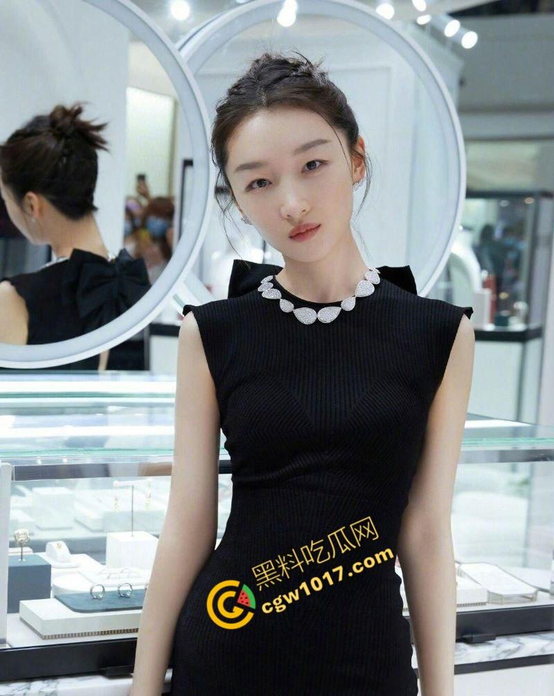 【周冬雨】VOGUE红毯透视装走光，性感仙女瞬间成爆炸新闻，行走荷尔蒙炸弹掀全网浪潮，裙摆失控全网疯传！  第5张