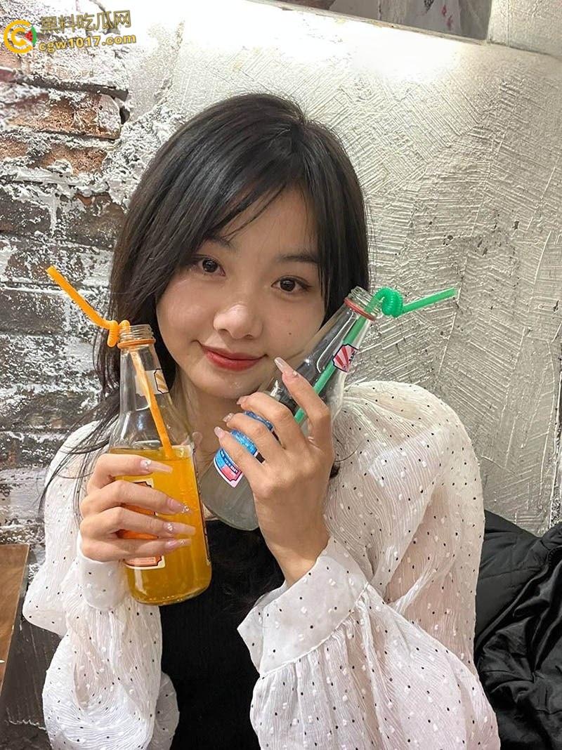 广东大一学生妹【丁雨婷】下海卖淫，为还贷被金主肆意玩弄，娇小身材被多体位猛怼骚穴，高潮尖叫！  第1张