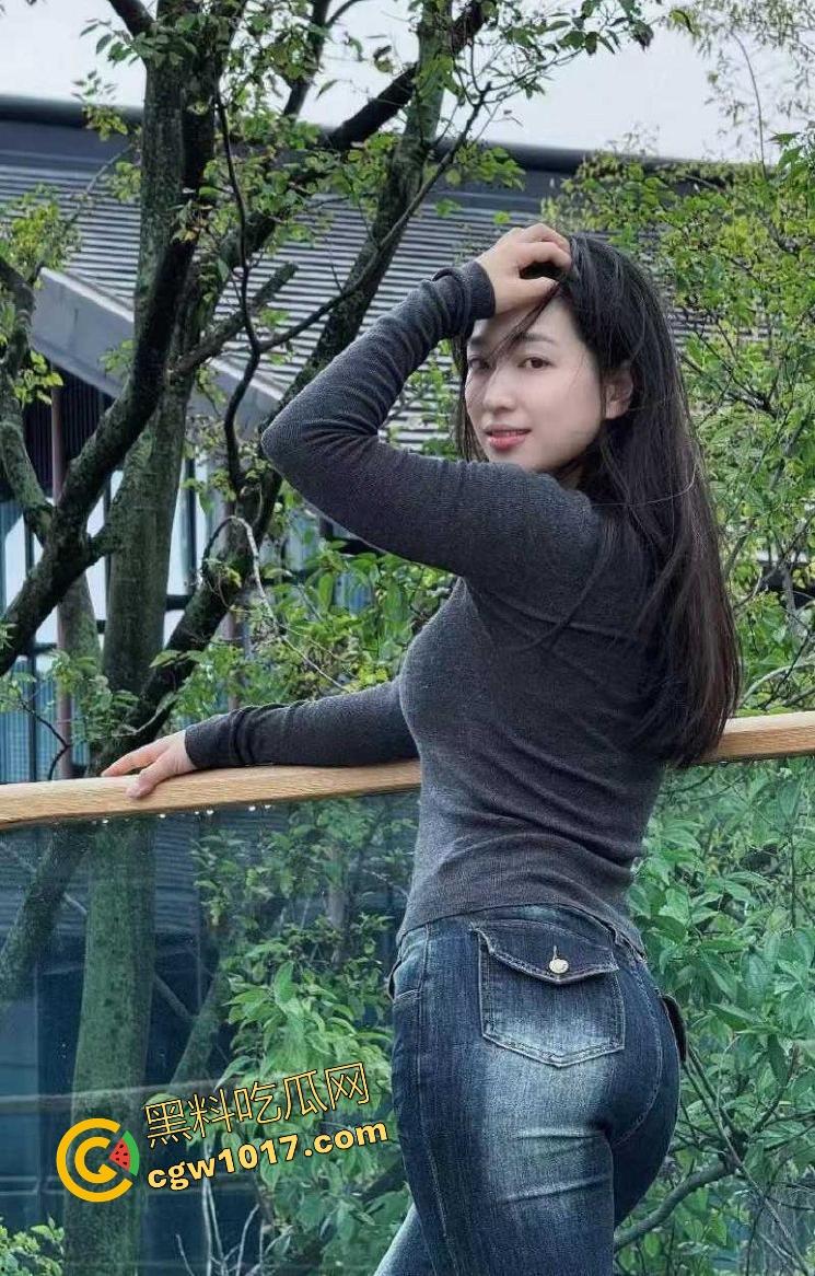 巨乳嫂子身穿开档黑丝淫欲上脑，主动求操被蹂躏美乳，无套骑乘榨精，诱惑无比全程娇喘超刺激！  第1张