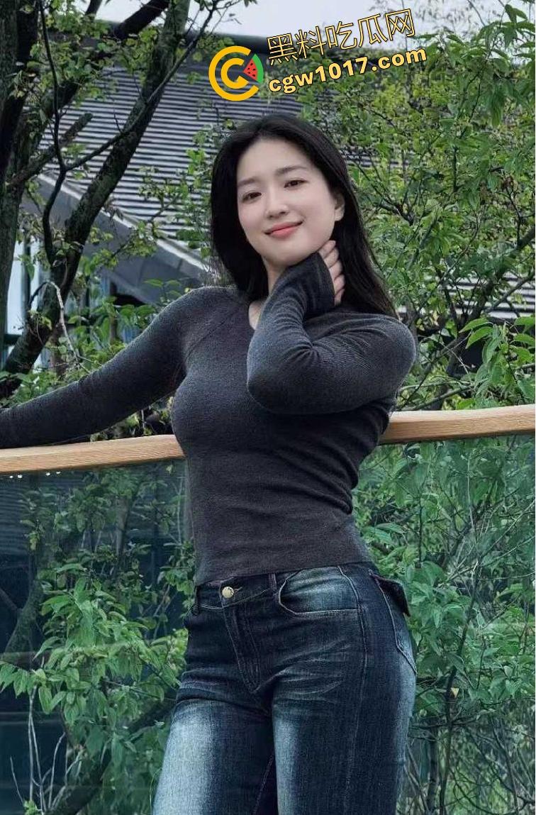 巨乳嫂子身穿开档黑丝淫欲上脑，主动求操被蹂躏美乳，无套骑乘榨精，诱惑无比全程娇喘超刺激！  第3张