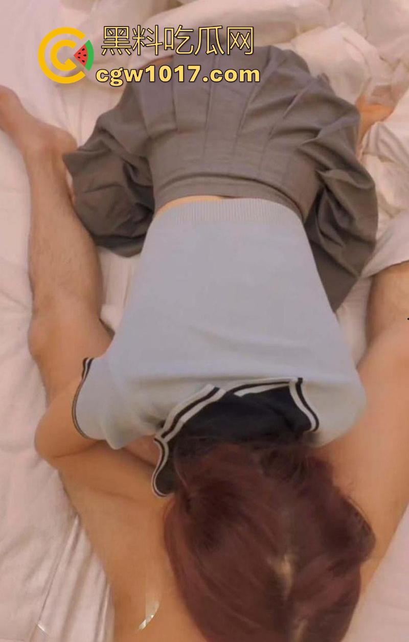 酒店幽会性感巨乳姐姐，房间里一跃化成JK女神，由被动变成主动也是一瞬间，无套内射花式做爱，爽翻了！  第7张