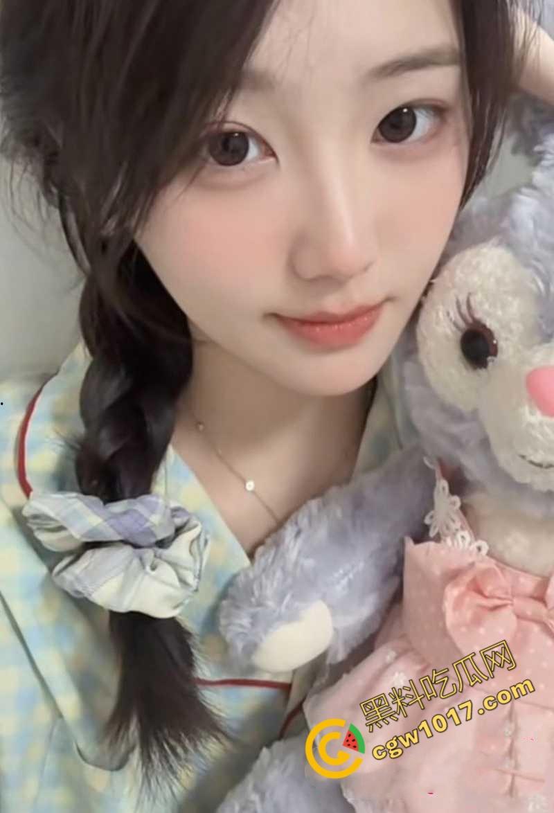 青岛风骚女护士【李沐皎】惊艳床技曝光：翘臀魅惑，无套狂欢，跳蛋激荡，深喉吞吐如母狗般饥渴  第3张