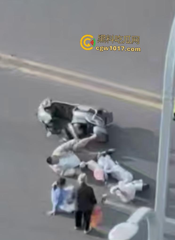 上饶电动车“奥斯卡”撞车大戏，大哥躺地飙演技假装植物人，女人快起来了他还全躺装死，影帝快起来领奖了！  第1张