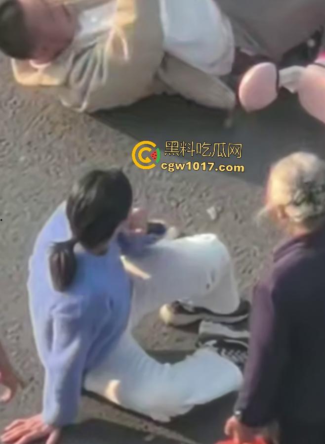 上饶电动车“奥斯卡”撞车大戏，大哥躺地飙演技假装植物人，女人快起来了他还全躺装死，影帝快起来领奖了！  第3张