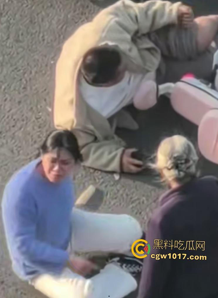 上饶电动车“奥斯卡”撞车大戏，大哥躺地飙演技假装植物人，女人快起来了他还全躺装死，影帝快起来领奖了！  第4张