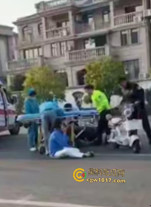 上饶电动车“奥斯卡”撞车大戏，大哥躺地飙演技假装植物人，女人快起来了他还全躺装死，影帝快起来领奖了！  第6张