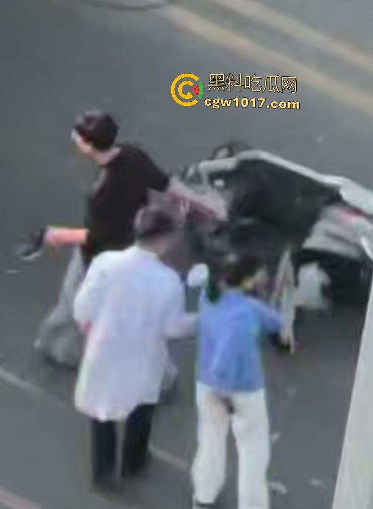 上饶电动车“奥斯卡”撞车大戏，大哥躺地飙演技假装植物人，女人快起来了他还全躺装死，影帝快起来领奖了！  第8张