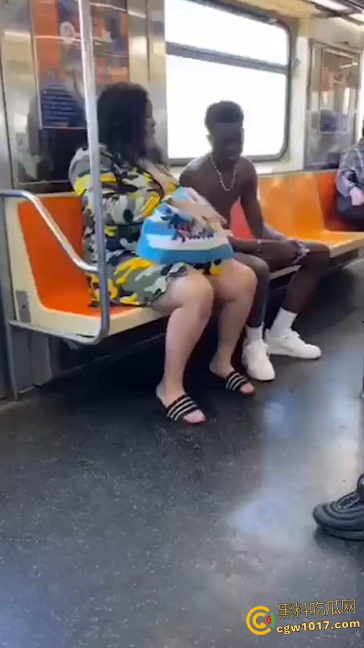 地铁猎奇！黑人巨乳母亲当众给20岁儿子吸吮奶头喂奶，乘客目瞪口呆与其争吵，黑妈宝太过逆天！  第1张