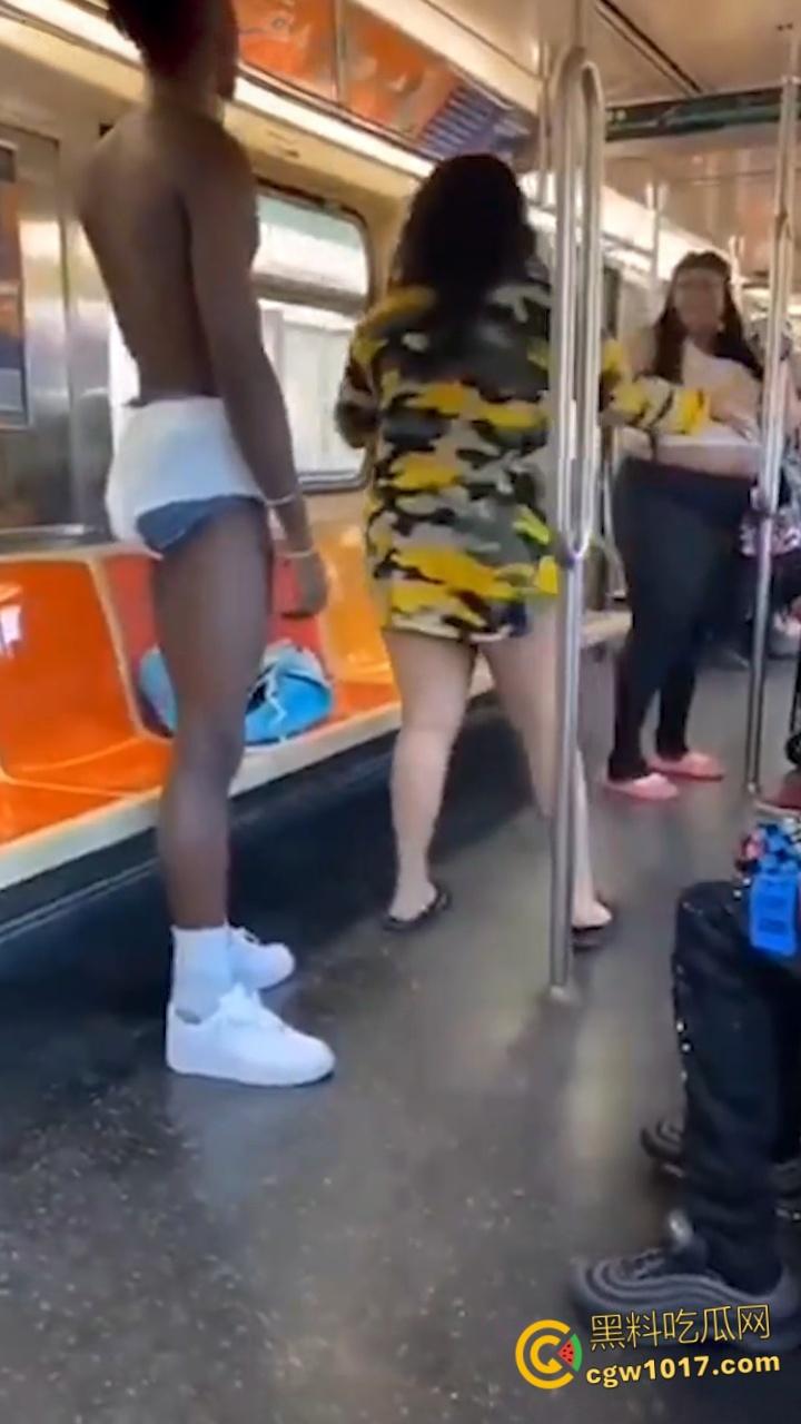 地铁猎奇！黑人巨乳母亲当众给20岁儿子吸吮奶头喂奶，乘客目瞪口呆与其争吵，黑妈宝太过逆天！  第4张