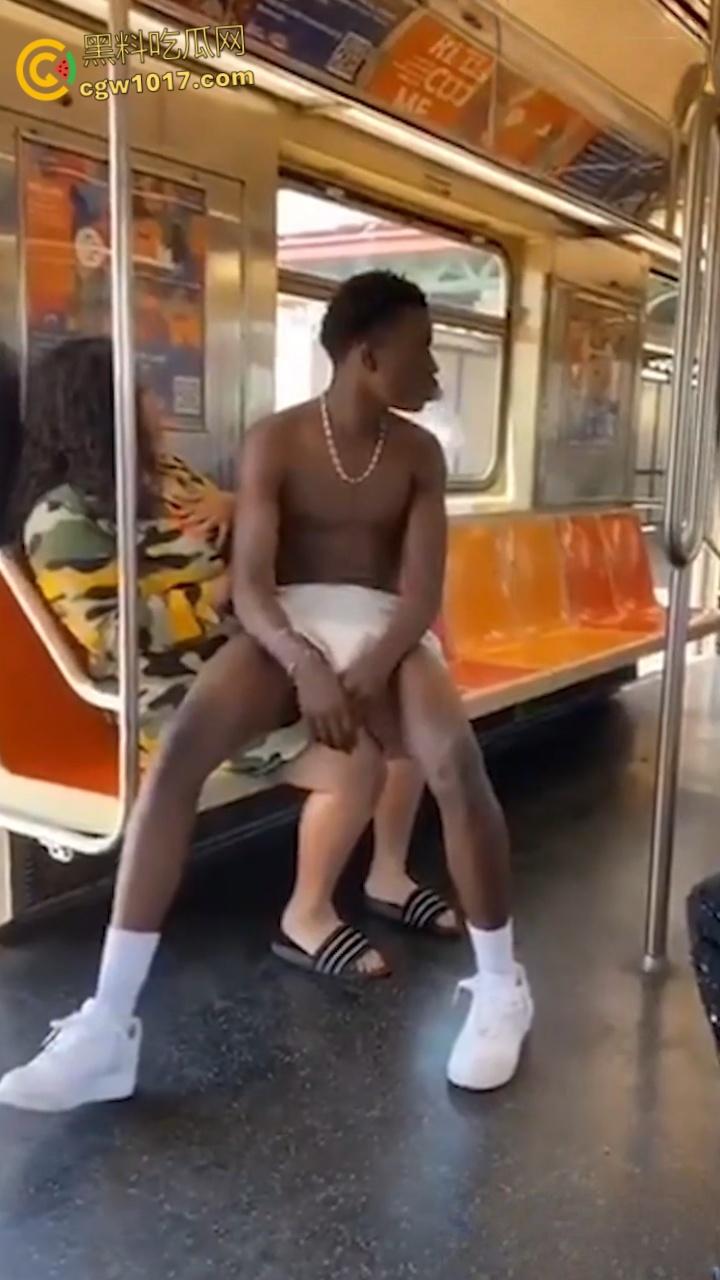 地铁猎奇！黑人巨乳母亲当众给20岁儿子吸吮奶头喂奶，乘客目瞪口呆与其争吵，黑妈宝太过逆天！  第5张