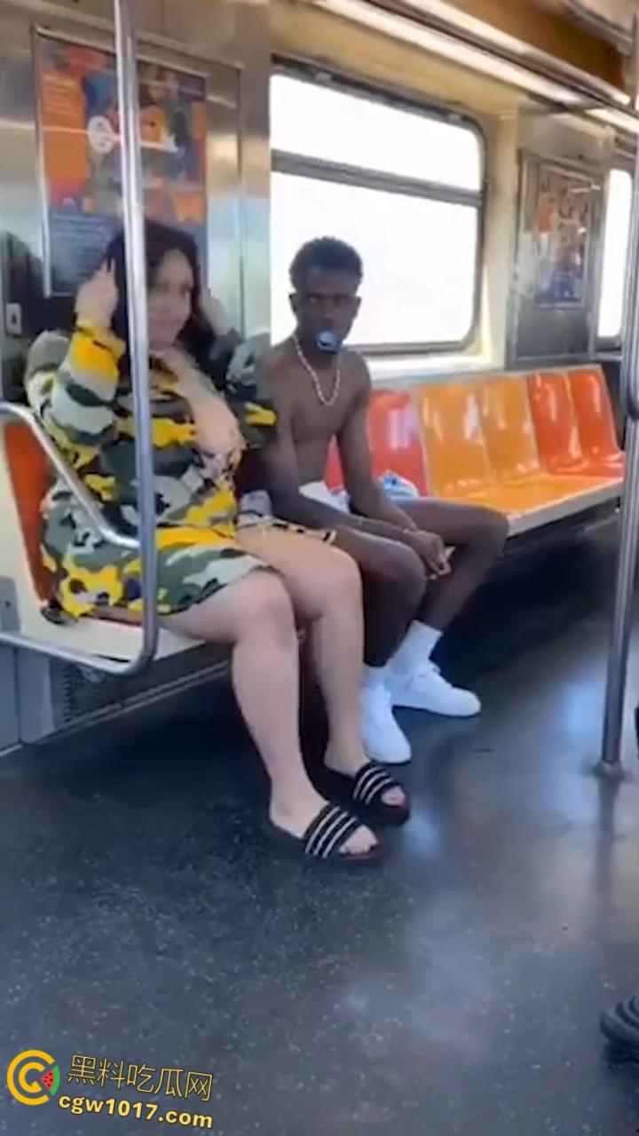 地铁猎奇！黑人巨乳母亲当众给20岁儿子吸吮奶头喂奶，乘客目瞪口呆与其争吵，黑妈宝太过逆天！  第6张