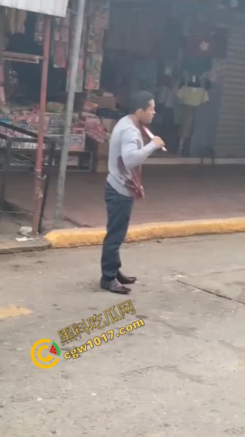 国外男子竟当街自残，刀割喉咙鲜血四溅，群众惊恐围观，男子倒地不省人事，惨烈一幕令人心悸胆战！  第7张