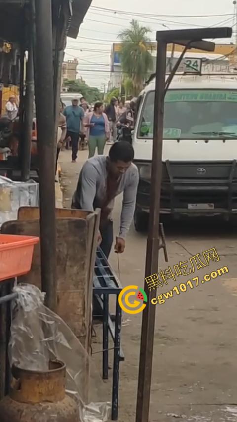 国外男子竟当街自残，刀割喉咙鲜血四溅，群众惊恐围观，男子倒地不省人事，惨烈一幕令人心悸胆战！  第9张