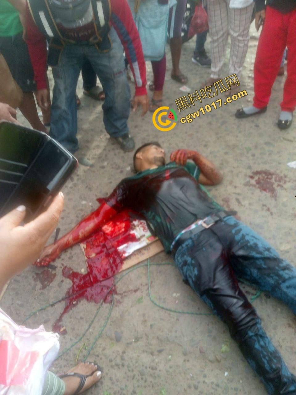 国外男子竟当街自残，刀割喉咙鲜血四溅，群众惊恐围观，男子倒地不省人事，惨烈一幕令人心悸胆战！  第10张